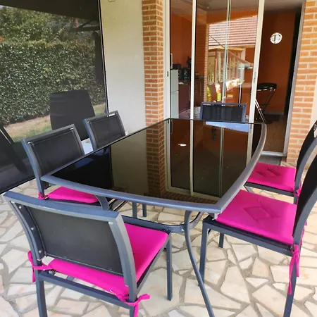 Homestay Chez Particulier Avec Petit Dejeuner, Piscine, Pool House